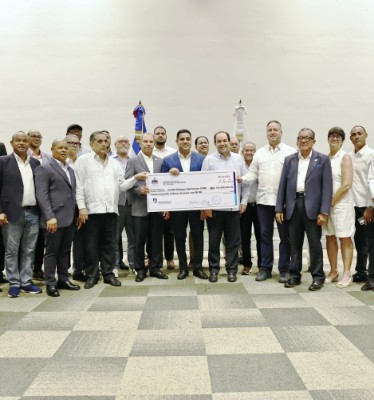 Ministro Kelvin Cruz completa entrega de RD$893 millones al COD para preparación de atletas rumbo a Santo Domingo 2026.