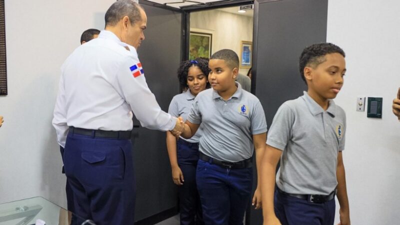 Director de la Policía Nacional recibe estudiantes del Colegio Andrés Bello en jornada educativa y de acercamiento institucional