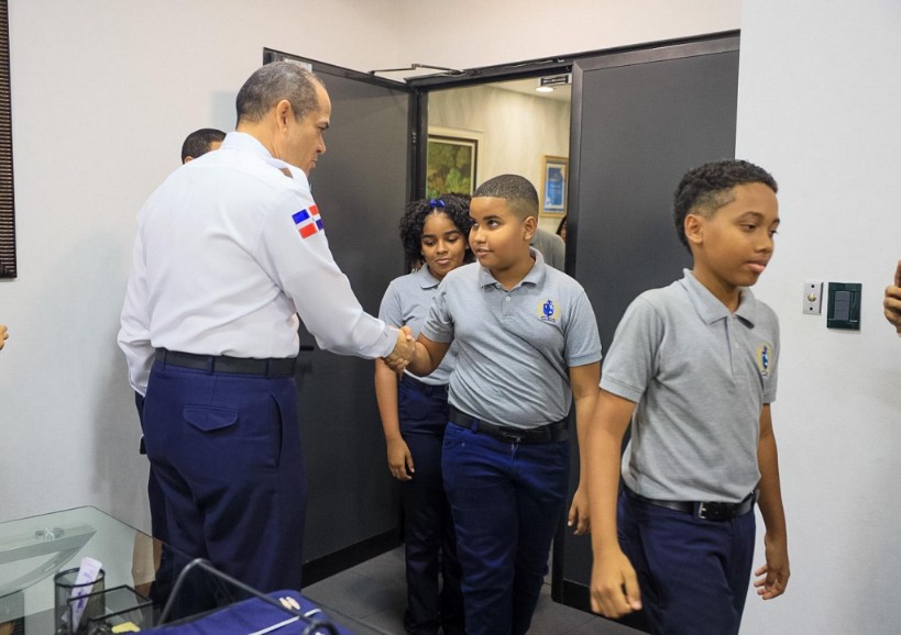 Director de la Policía Nacional recibe estudiantes del Colegio Andrés Bello en jornada educativa y de acercamiento institucional