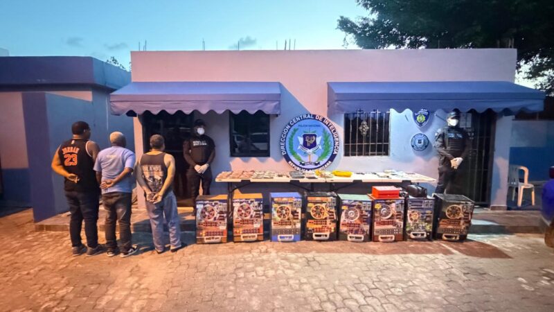 DINTEL ocupa cuatro pacas de marihuana, cuatro paquetes de presunta cocaína y más de RD$5 millones durante allanamientos en SDN; tres personas fueron detenidas