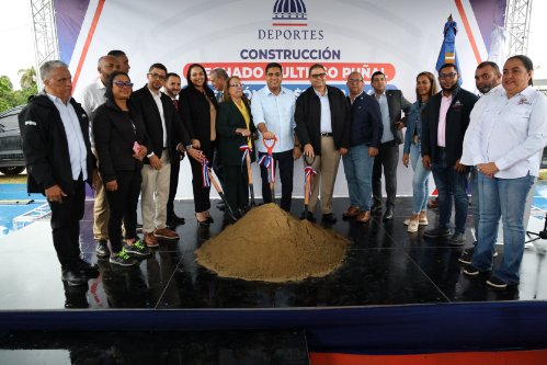 Ministro Kelvin Cruz inicia trabajos de construcción del multiuso del municipio Puñal