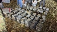 DNCD ARRESTA TRES HOMBRES E INCAUTA 237 PAQUETES DE PRESUNTA COCAÍNA DURANTE PERSECUCIÓN EN SANTO DOMINGO