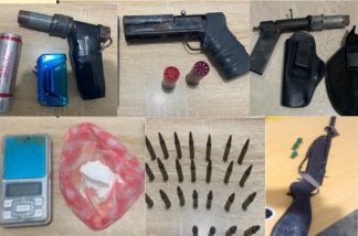 Policía Nacional ocupa cuatro armas artesanales, drogas y municiones durante allanamientos en Barahona