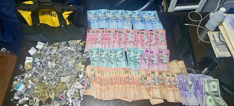 Policía frustra fuga de cuatro presuntos asaltantes de joyería en Santiago y recupera dinero y prendas robadas