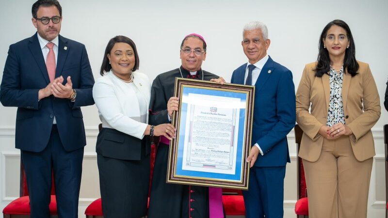 Por iniciativa de la senadora Aracelis Villanueva, el Senado reconoce a Monseñor Santiago Rodríguez debido a sus 25 años de sacerdocio
