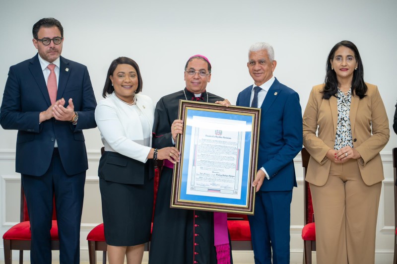 Por iniciativa de la senadora Aracelis Villanueva, el Senado reconoce a Monseñor Santiago Rodríguez debido a sus 25 años de sacerdocio